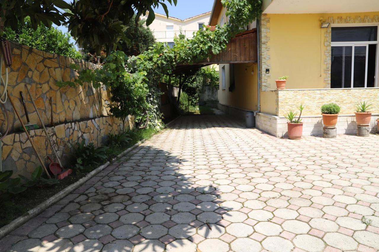 Raisa Guesthouse 12 Berat Esterno foto