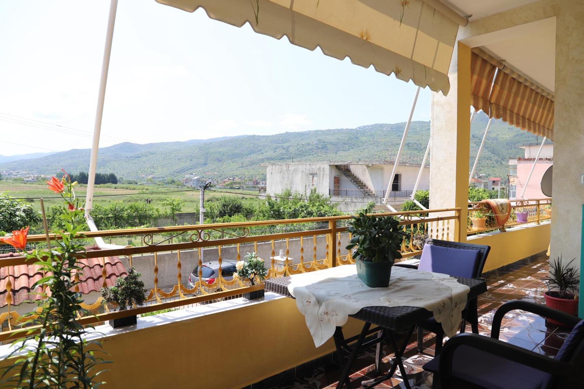 Raisa Guesthouse 12 Berat Esterno foto